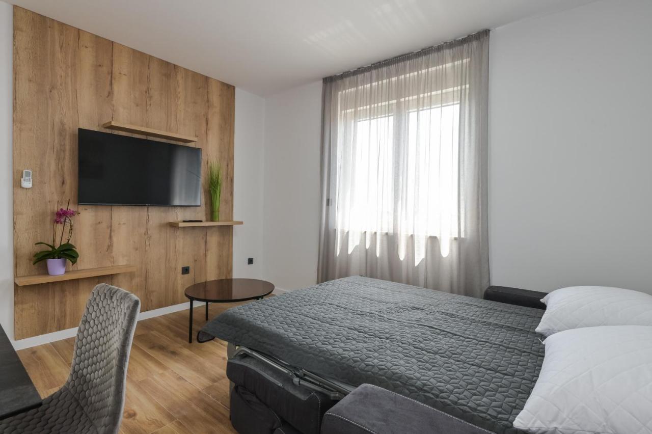 The Eagle Apartment *
